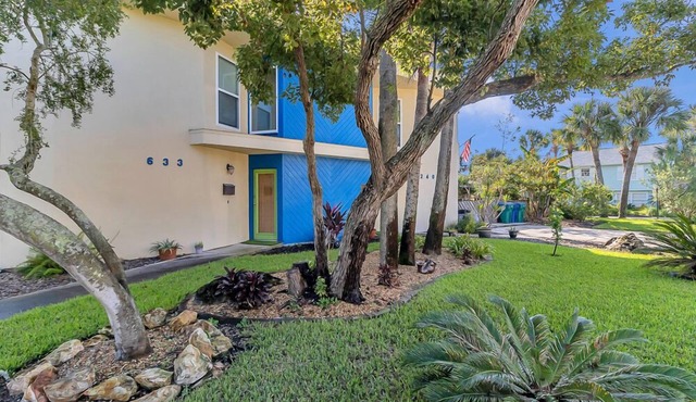 Neptune's Nest - Beachside living just steps to the ocean and great dining