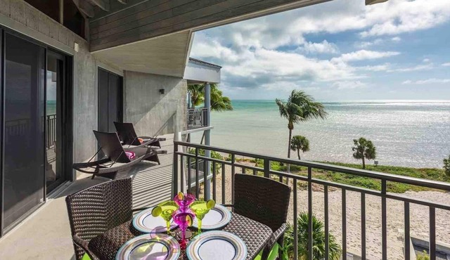 *NEPTUNE'S PENTHOUSE @ THE BEACH* Oceanfront Condo/Pool + LAST KEY SERVICE.