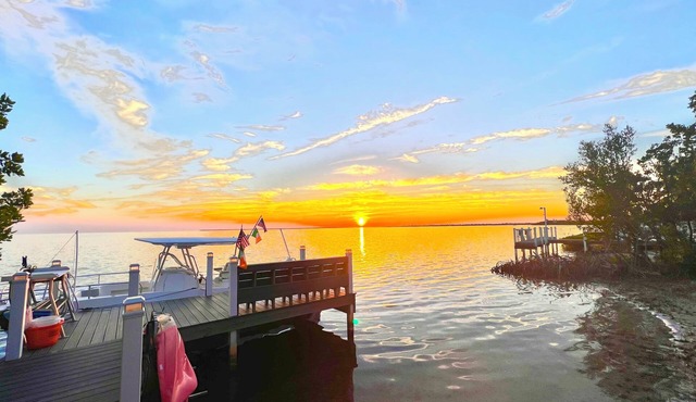 NEPTUNES END - 4 Bedrooms/3 Bathrooms Waterfront Retreat- Pool & Sunset Views