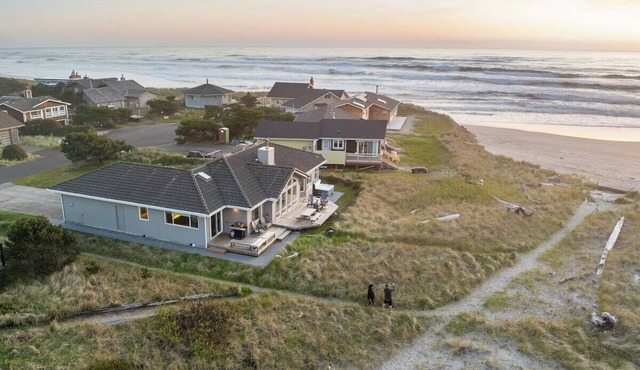 Neskowin North - Modern, Oceanfront, Hot tub!