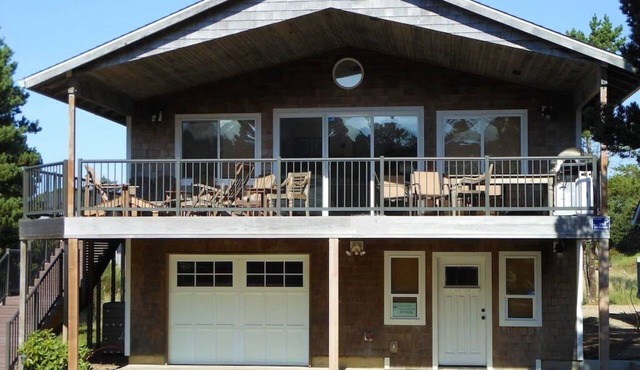 Neskowin Village Beach House 2 Blocks to Beach Access- Pet Friendly-Fire Pit