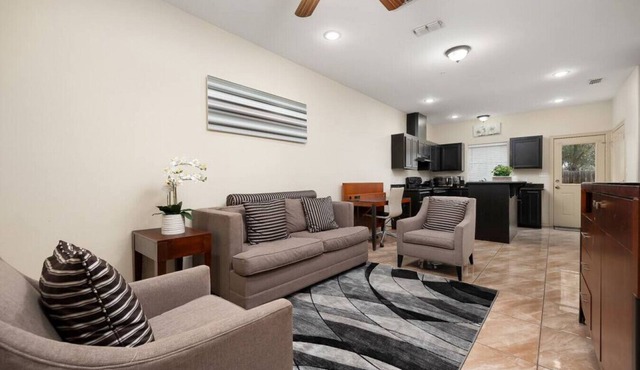 Nest at Hummingbird 3 w King bed free parking Patio