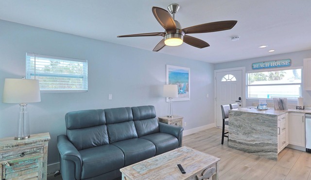Nest Cottage Across street from beach and Heated Pool