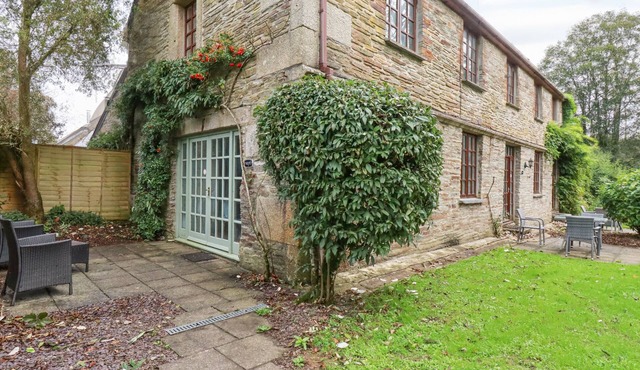 NEST COTTAGE, pet friendly, character holiday cottage in St Tudy
