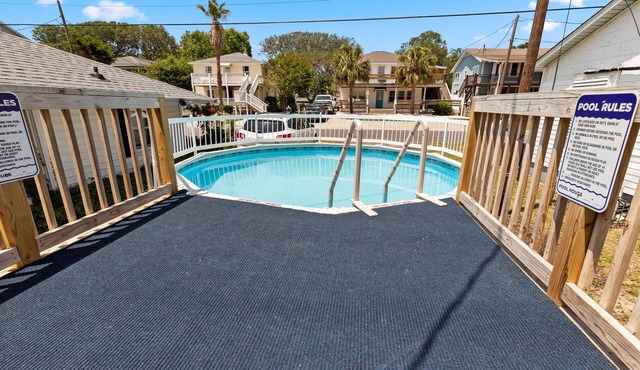 "Nest" house across street from beach w/Pool