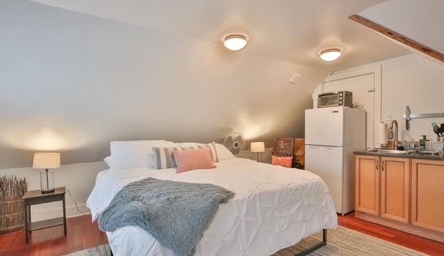 Nest on 9 - King Bed