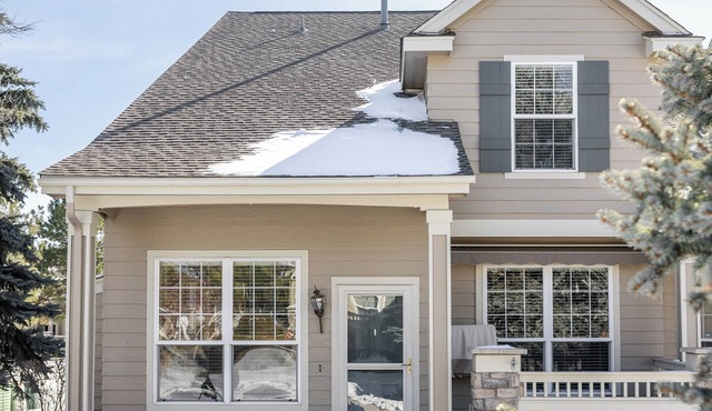 Nest out west in this professionally designed 2 BD/3 BA townhome. Sleeps 6.