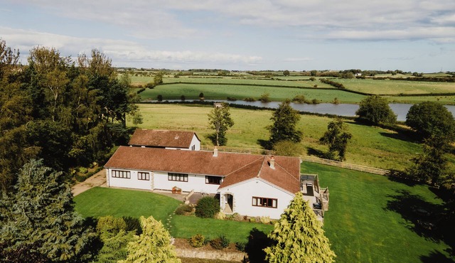 Nest @ Red Hurworth - hot tub with reservoir views