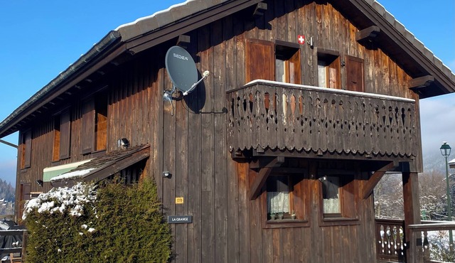 Nestled between the mountains and the lake you will find this charming chalet!