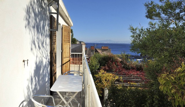 Nestled in 1 authentic cove, sea view. Swimming, hiking, visiting Provence
