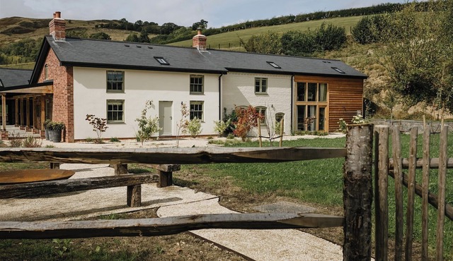 Nestled in a serene Welsh valley, this unique mill conversion blends historic charm with modern functionality, ideal for corporate away days, large group gatherings, activities/workshops or strategy off-sites, accommodates (10–50+ guests)