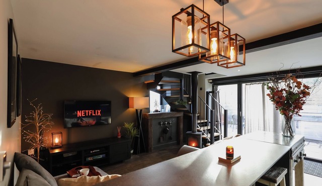 Nestled in the heart of the picturesque village of Hayfield, The Cosy is a beautifully renovated barn that perfectly combines rustic charm with modern luxury.