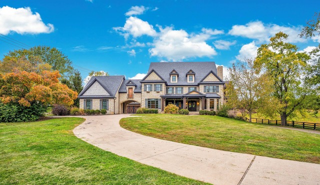 Nestled in the Heart of Bluegrass with Scenic Views & Race Day Excitement!