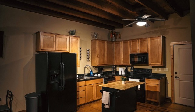 Nestled in the buzzing heart of Sulphur Springs, White Oak Hotel isn't just a place to stay-it's an invitation to immerse yourself in a vibrant tapestry of creativity, flavor, and untamed beauty. Our intimate three-room retreat, born from historic bo