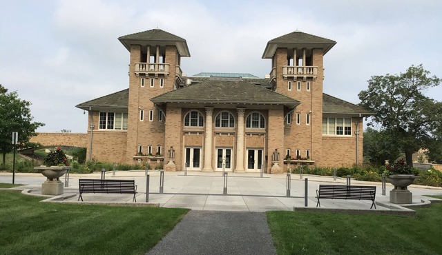 Nestled just behind Marquette Park. 5 minute walk to beach.