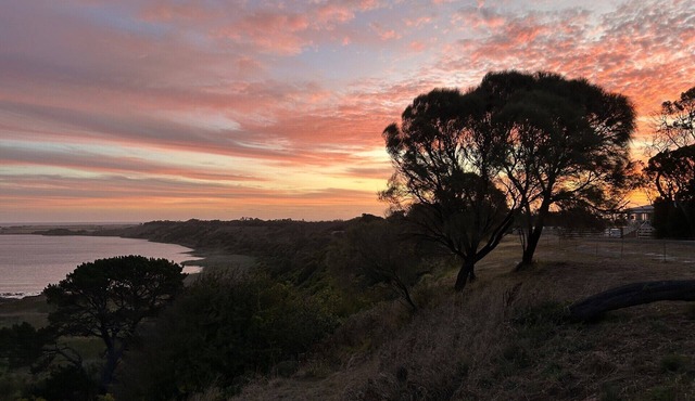 Nestled on Tower Hill's edge, with stunning views! Sleeps 6