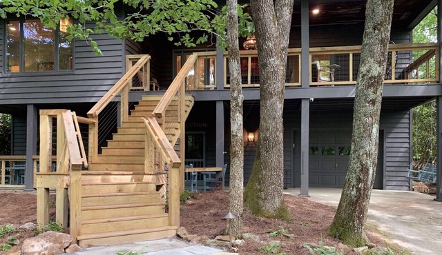 NestleInn: Luxury Mountain Retreat with Fire Pit, Decks & Forest Views.
