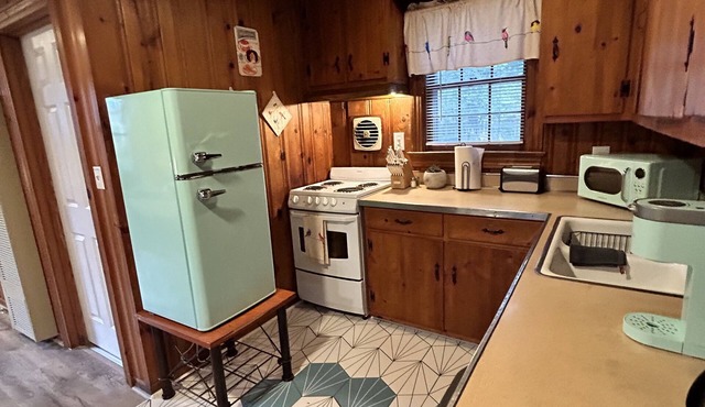 Nestover - Cozy cottage close to James River, shopping, & eateries!