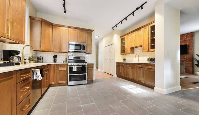 Netflix+Games+BBQ+FREE Parking Near Bakery Square