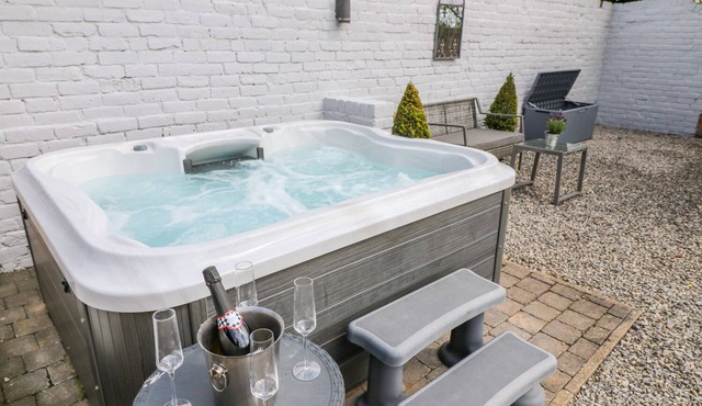 NETHERFIELD COTTAGE, family friendly, with hot tub in Pilsley