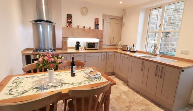 NETHERLEA COTTAGE, pet friendly, with a garden in Holloway
