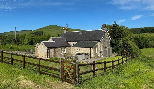 NETHERRAW, pet friendly, character holiday cottage in Newcastleton