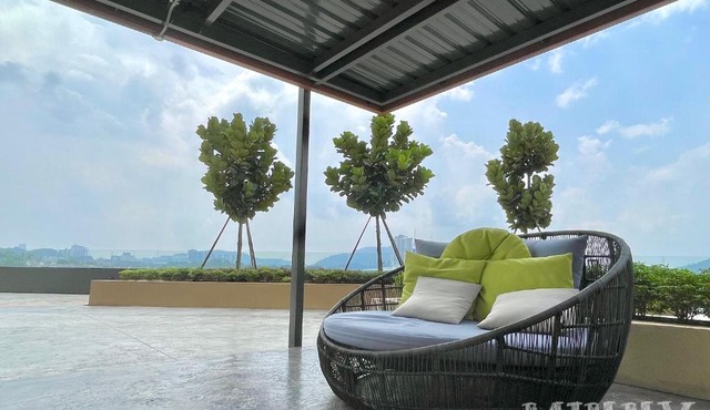 Netizen near MRT Balcony View