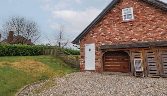 NETTLEFORD INHALE, pet friendly, with a garden in Kelsall