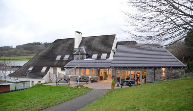Neuadd Henllan Lodge