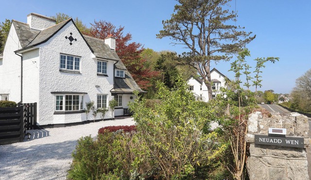 NEUADD WEN, family friendly, character holiday cottage in Benllech