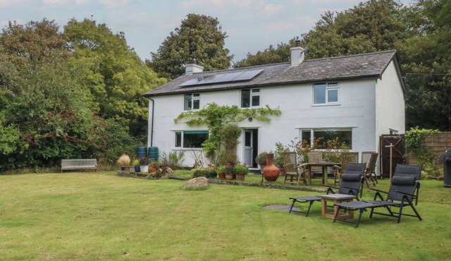 NEUADD WEN, pet friendly, country holiday cottage in Gaerwen