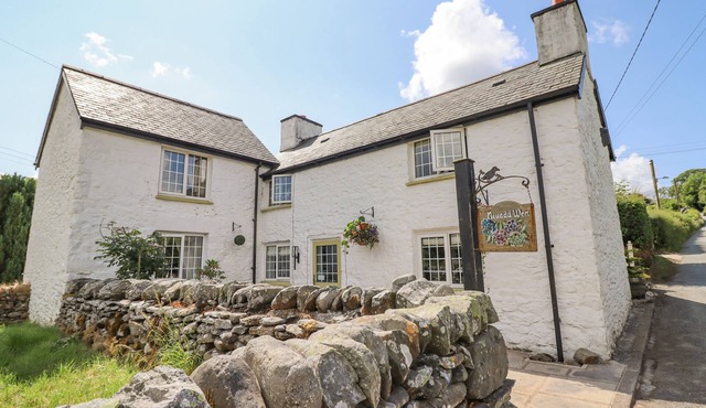 NEUADD WEN, pet friendly, character holiday cottage in Cerrigydrudion