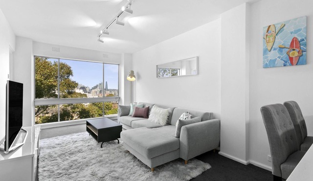 Neutral Bay - BEN73 - Ben Boyd Road - Charming 1BR with Harbour Views in Peaceful Neutral Bay Location