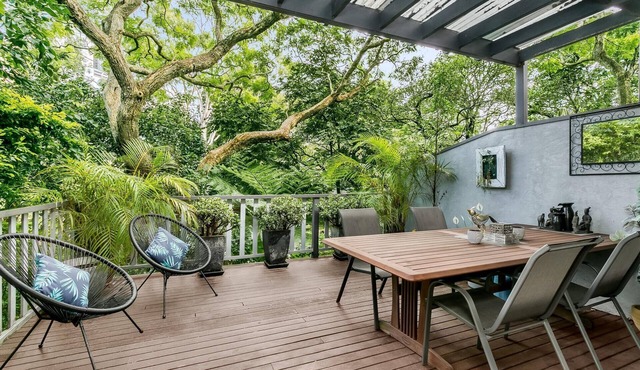 Neutral Bay- HOLDS Holdsworth Street - Stylish 2BR with Leafy Deck Modern Charm Near Neutral Bay Ferry
