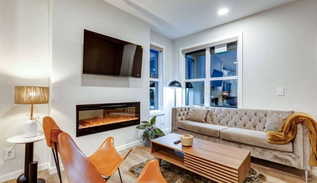 Neutral Living/6beds/4Bedroom+Bonus Room/Free Parking on Premises