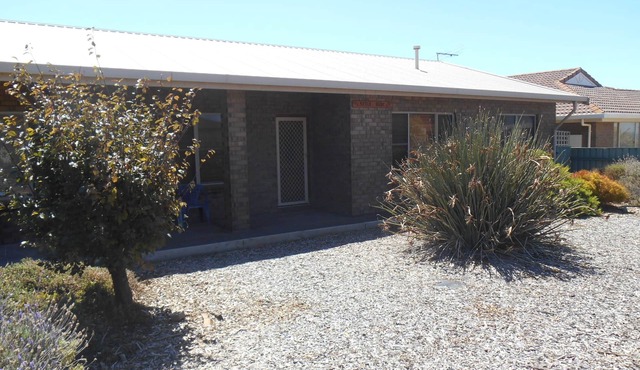 Nevah Barc ~ Short walk to shops and jetty!