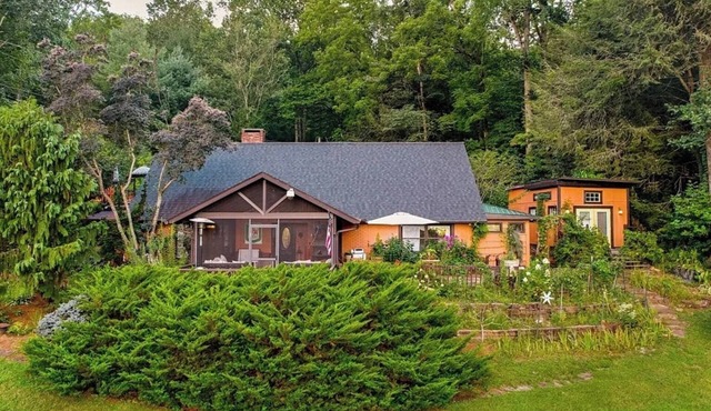 Never rented- Mountain View cottage all amenities, pickleball/tennis clay court