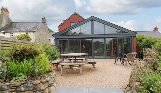 NEVERN HOUSE, family friendly in Newport, Pembrokeshire