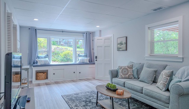 NEW 1-bedroom apartment 1/2 mile to Main St, Weaverville & Lake Louise Park