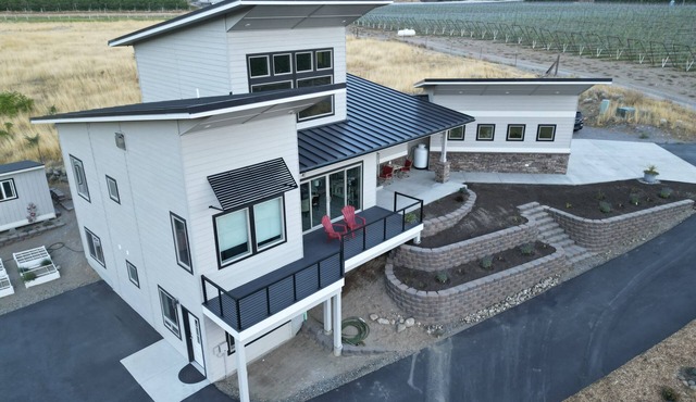 New 1 bedroom daylight apartment between Lake Chelan and Wenatchee