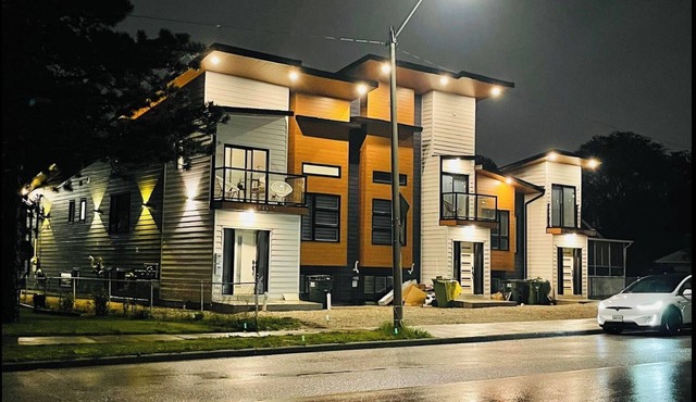 New 10-18ft Ceilings Townhome-3 bed with 3 Ensuite Baths