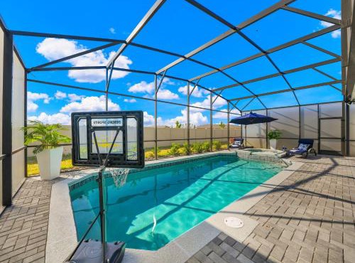 New 10-bedroom Luxury Retreat, Private Pool and Spa, Near Disney and Orlando