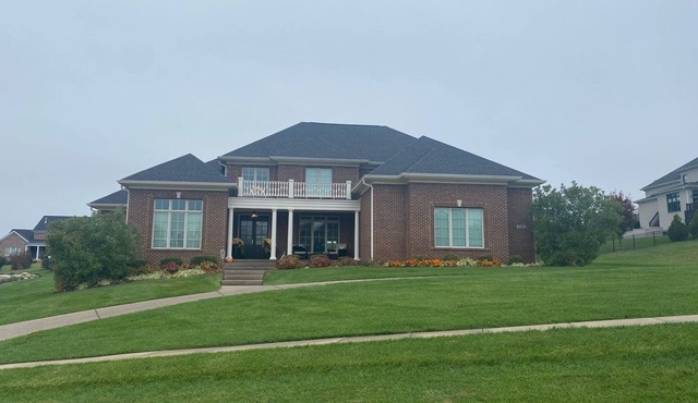 New ('15) centrally located new 6400+ sq ft + 6 bedrooms w/5 full bathroom