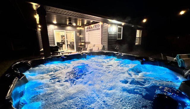 NEW! 1920sGlam, NEW HotTub, Firepit, Grill, 3 King Beds