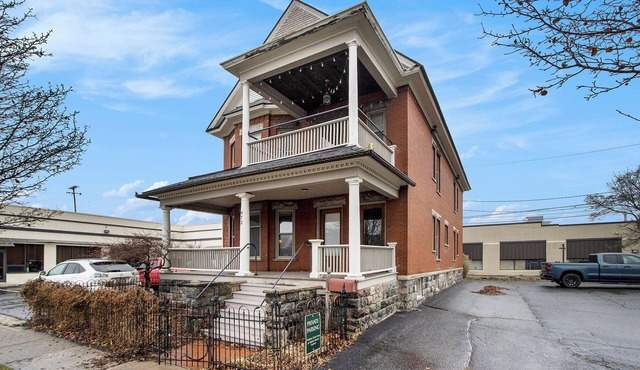 NEW 1st Floor Victorian Flat in Downtown Kalamazoo