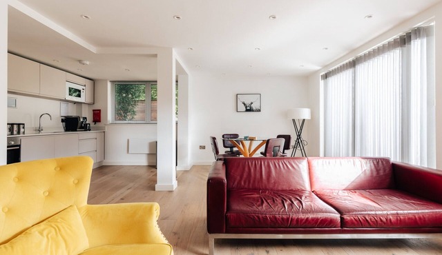 New 2 Bed/2 Bath Apt in Bath with Garden & Parking