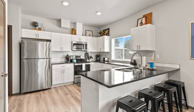 New 2 Bed 2 Bath Near Perry District and DT!