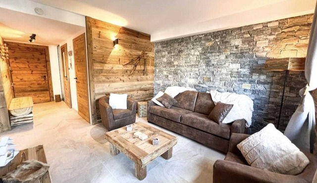 New 2-bedroom apartment, family-friendly, on slopes, sleeps 6