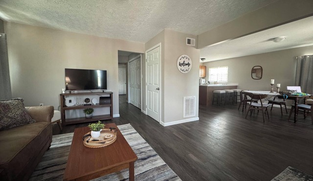 New 2-bedroom apartment in Cross Lanes with WiFi, AC, free parking