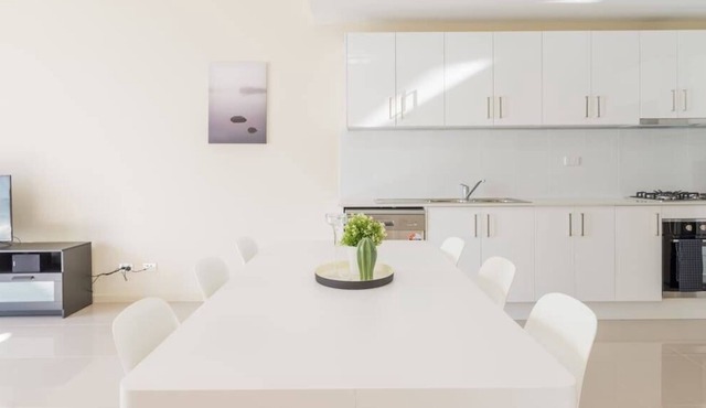 New 2 Bedroom Apt with Secure Parking & WiFi